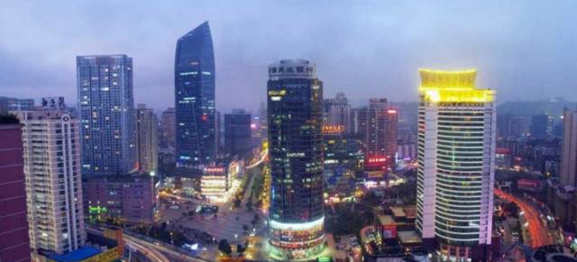 重庆，城市繁荣与挑战并存